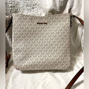 Michael Kors Jet Set Large Logo Messenger Bag in Vanilla